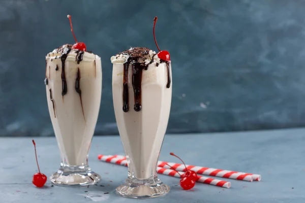 Milkshake (smoothie) com chocolate e cereja — Fotografia de Stock