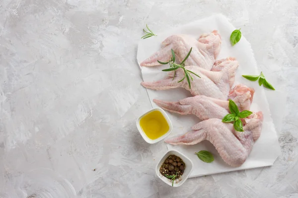 Asas de frango frescas com especiarias — Fotografia de Stock