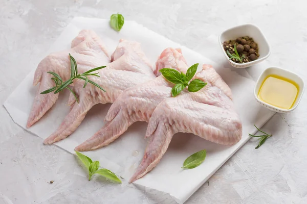 향신료와 신선한 닭 날개 — 스톡 사진