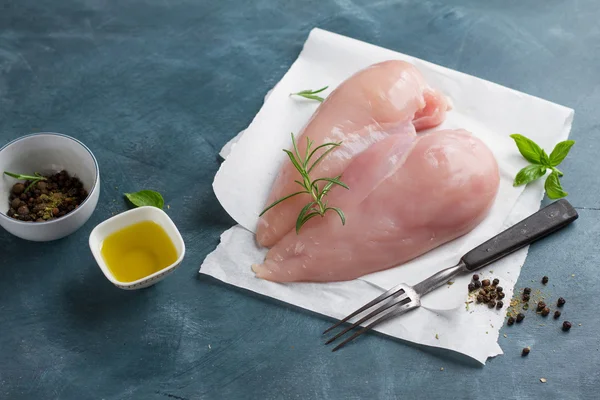 Peito de frango fresco com especiarias — Fotografia de Stock