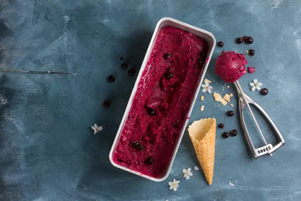 Helado de bayas o sorbete con bayas frescas — Foto de Stock