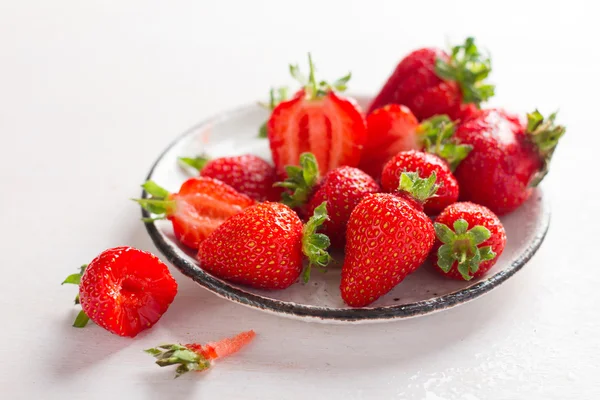 Verse aardbeien op de plaat — Stockfoto