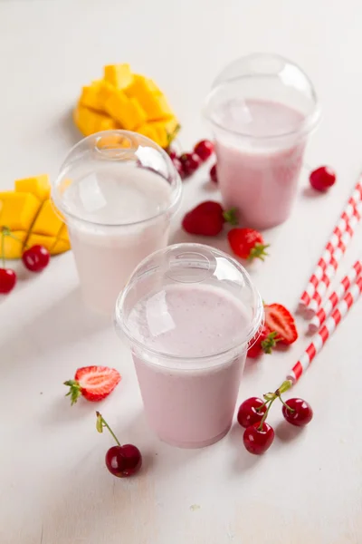 Berry ve dondurma milkshake (güler yüzlü) — Stok fotoğraf