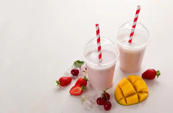 Berry ve dondurma milkshake (güler yüzlü) — Stok fotoğraf