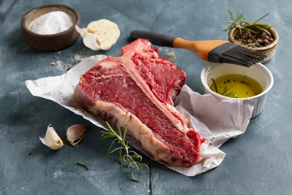 Bife cru espesso de T-bone com tempero — Fotografia de Stock