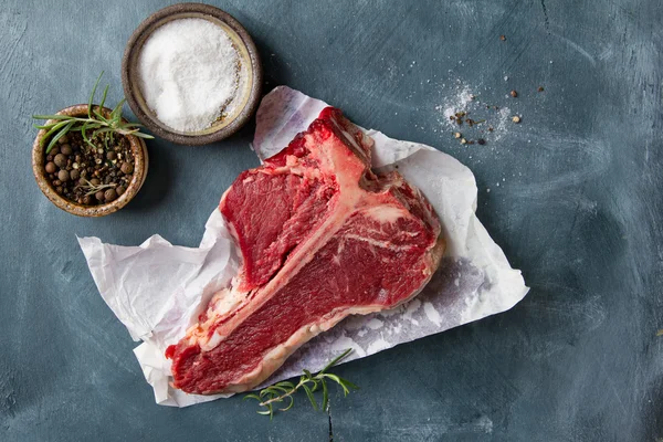 Hustý syrové T-bone steak s kořením — Stock fotografie