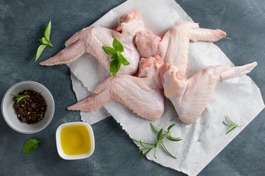 Baharat ile taze tavuk kanatları