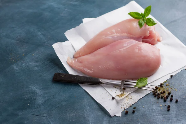 Frische Hühnerbrust mit Gewürzen — Stockfoto