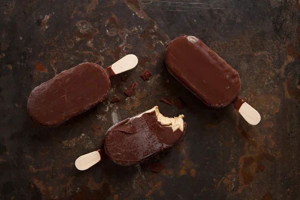 Gelato al cioccolato classico con noci — Foto Stock