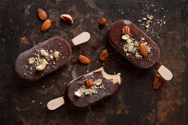 Классическое шоколадное мороженое с орехами — стоковое фото