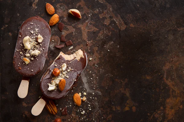 Helado clásico de chocolate con nueces —  Fotos de Stock