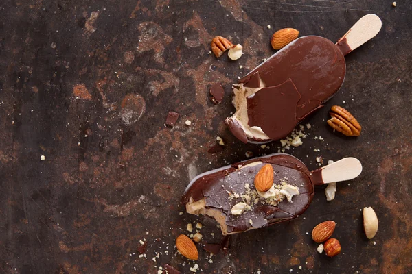 Helado clásico de chocolate con nueces —  Fotos de Stock