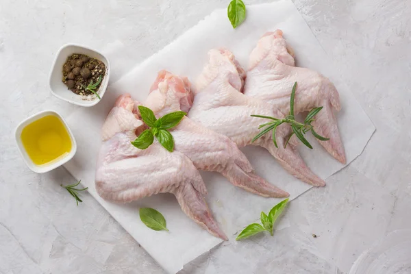 Frische Chicken Wings mit Gewürzen — Stockfoto