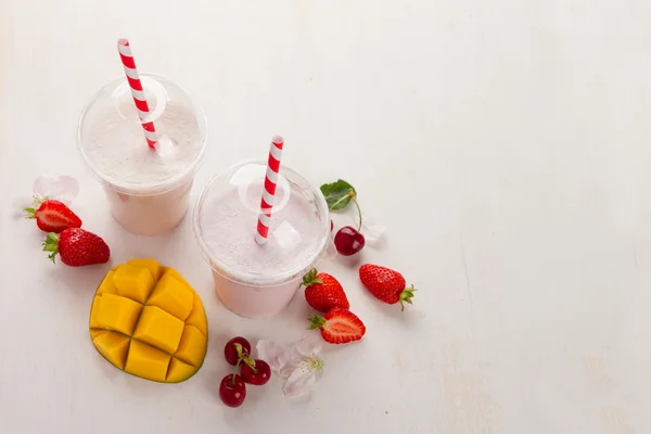 Berry ve dondurma milkshake (güler yüzlü) — Stok fotoğraf