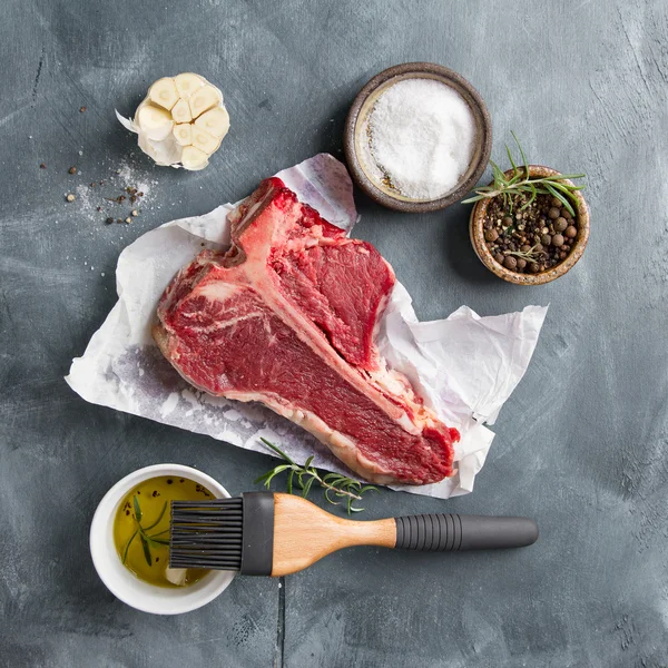 Bife cru espesso de T-bone com tempero — Fotografia de Stock