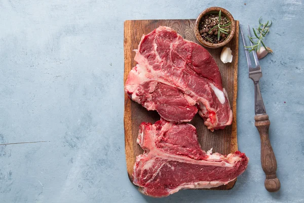 Bife cru espesso de T-bone com tempero — Fotografia de Stock