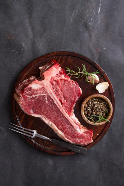 Baharat ile kalın ham T-bone biftek — Stok fotoğraf