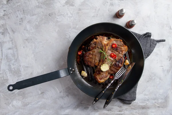 Filete de hueso t a la parrilla con mantequilla — Foto de Stock