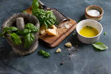 Fesleğen pesto için malzemeler