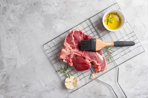 Hustý syrové T-bone steak na grilu — Stock fotografie