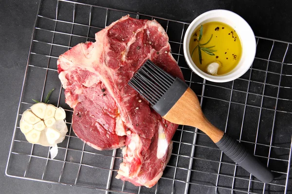Kalın ham T-bone biftek ızgara için — Stok fotoğraf