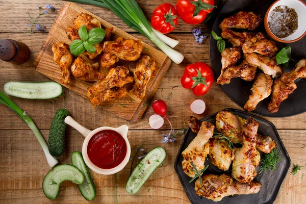 Grilled sausage, chicken leg and wings with vegetables — Stock Photo, Image