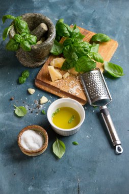 Fesleğen pesto için malzemeler