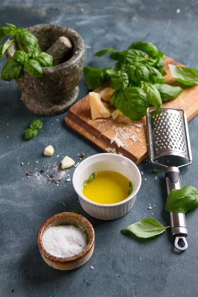 Ingredientes para pesto de manjericão — Fotografia de Stock