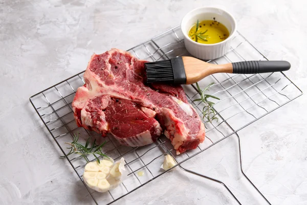 Dickes rohes T-Bone Steak für den Grill — Stockfoto