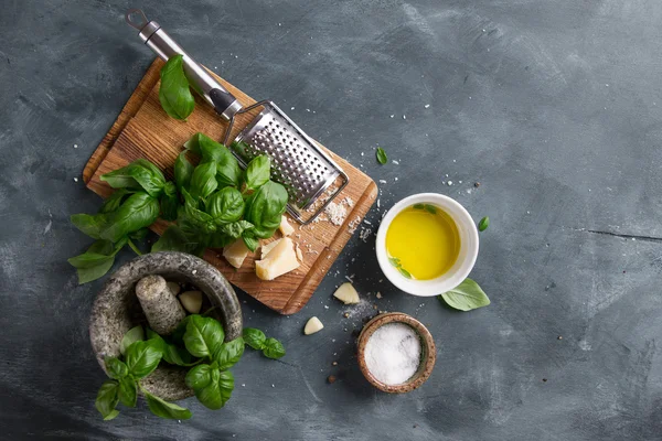 Ingredientes para pesto de manjericão — Fotografia de Stock