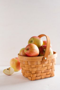 Taze sulu elma sepeti