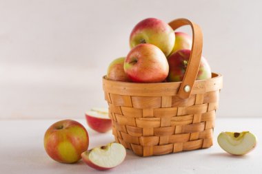 Taze sulu elma sepeti