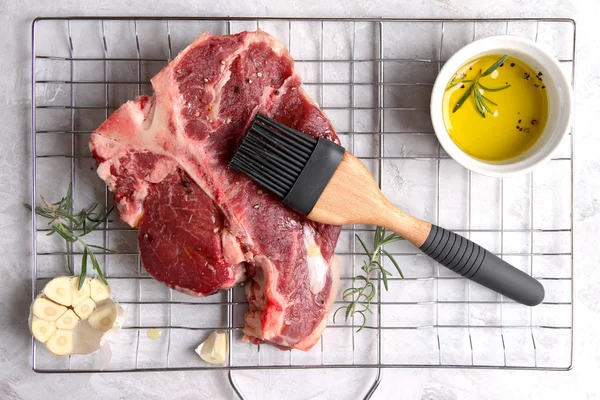 Kalın ham T-bone biftek ızgara için — Stok fotoğraf