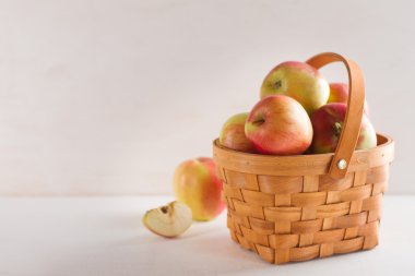 Taze sulu elma sepeti