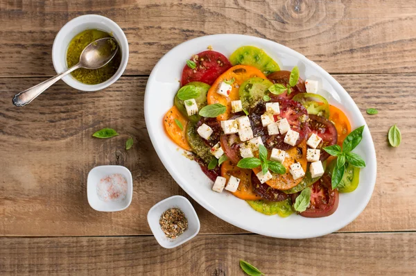 Salade met kleurrijke tomaten met kaas — Stockfoto