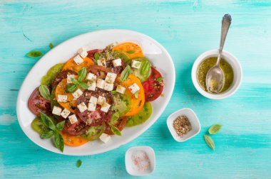 Peynir ile renkli domates salatası