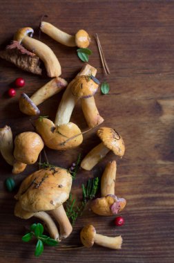 Ahşap arka plan üzerinde mantar çörek