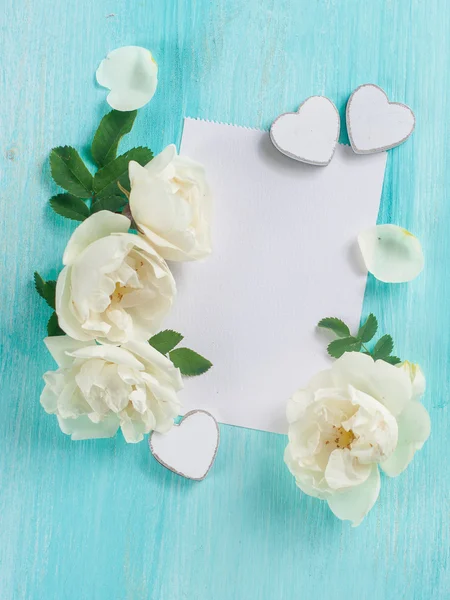 Carta con cornice con rosa e cuori su sfondo wodden — Foto Stock