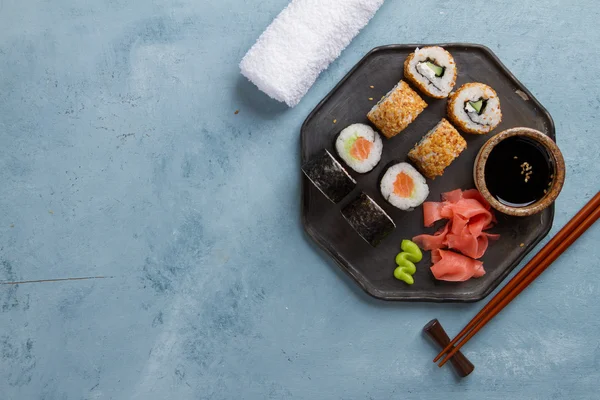 Sushi rolls set with marinated ginger, soy sauce and wasabi — Stock Photo, Image