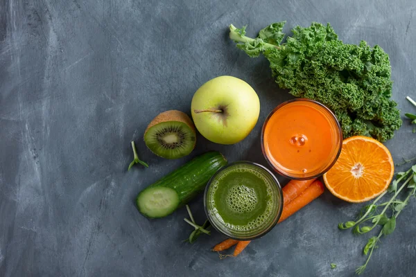 Свежие фрукты и овощной сок в стакане — стоковое фото