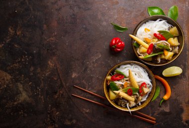 Pirinç Noodle sebze ve mantar ile