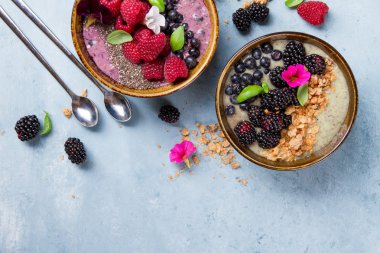 Kahvaltı berry güler yüzlü kase çilek ile tepesinde