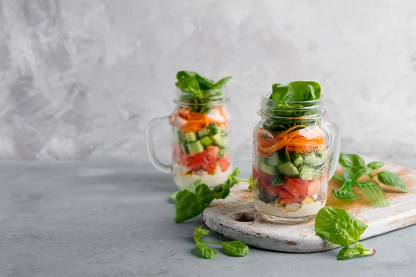 Gezonde zelfgemaakte mason jar salade met kip en groenten — Stockfoto