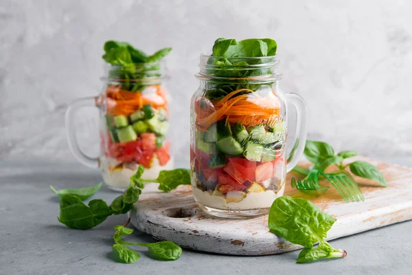 Salada de pedreiro caseira saudável com frango e legumes — Fotografia de Stock