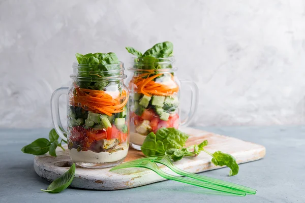 Egészséges házi befőttesüvegbe saláta csirke, zöldség — Stock Fotó