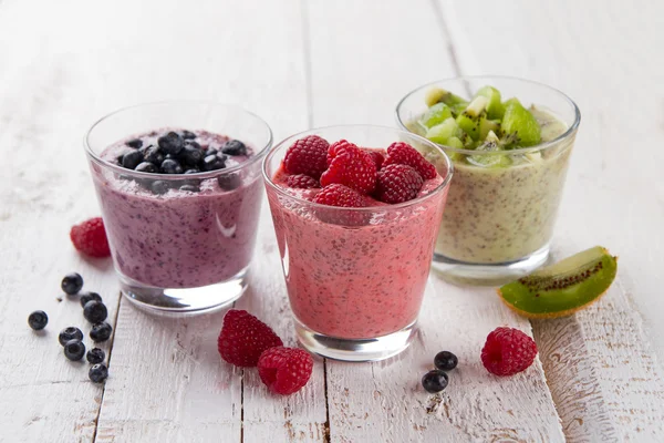 Chia zaad pudding met verschillende fruit en bessen — Stockfoto