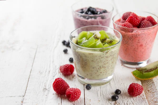 Chia utsäde pudding med olika frukter och bär — Stockfoto