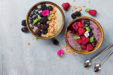 Kahvaltı berry güler yüzlü kase çilek ile tepesinde