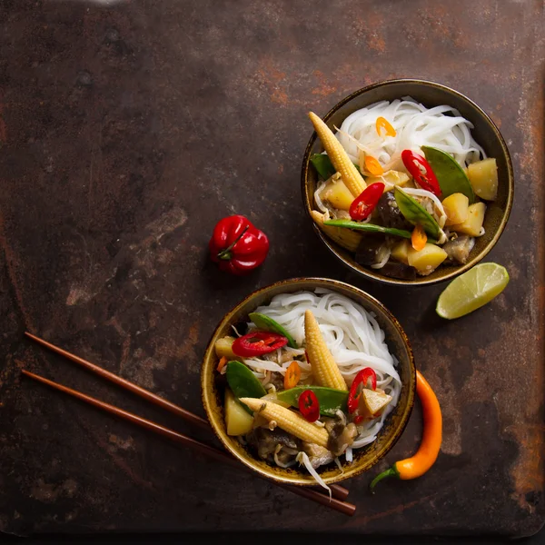 Asian rice noodles wok with chicken and vegetables — Stock Photo