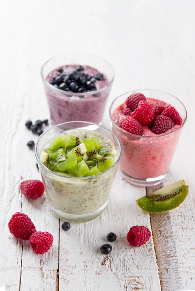 Chia zaad pudding met verschillende fruit en bessen — Stockfoto